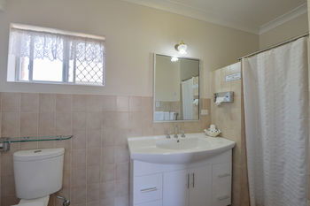 Cadman Motor Inn & Apartments - Airlie Beach Holiday 12