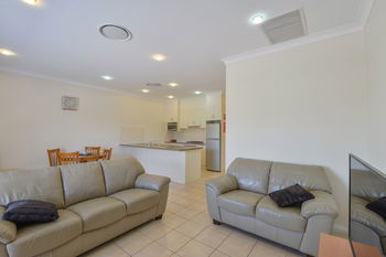 Cadman Motor Inn & Apartments - Airlie Beach Holiday 13