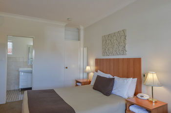 Cadman Motor Inn & Apartments - Airlie Beach Holiday 16