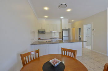 Cadman Motor Inn & Apartments - Airlie Beach Holiday 17