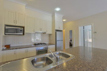 Cadman Motor Inn & Apartments - Airlie Beach Holiday 19