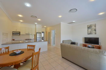Cadman Motor Inn & Apartments - Airlie Beach Holiday 21