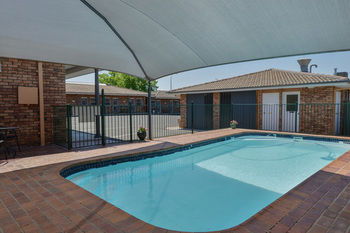 Cadman Motor Inn & Apartments - Airlie Beach Holiday 23