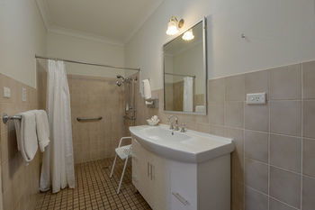 Cadman Motor Inn & Apartments - Airlie Beach Holiday 27