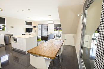 Astina Serviced Apartments - Parkside - Airlie Beach Holiday 4