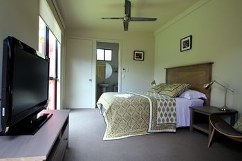 Phoenix Eumundi Bed & Breakfast - Airlie Beach Holiday 9