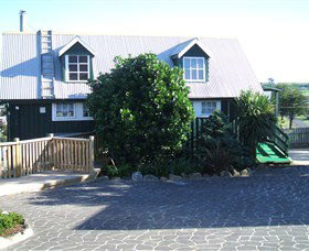 Touchwood Cottages & Craft Gallery & Cafe - Airlie Beach Holiday 1