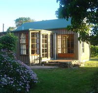 Stanley Lakeside Spa Cabins - Airlie Beach Holiday