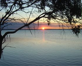 Stanley Lakeside Spa Cabins - Airlie Beach Holiday 4