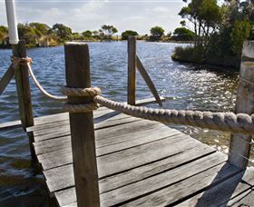 Stanley Lakeside Spa Cabins - Airlie Beach Holiday 3