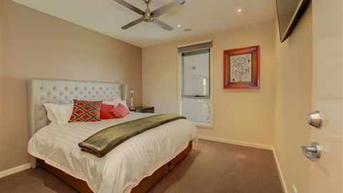 Canadian Lakehouse - Airlie Beach Holiday 2