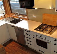 Wallace's - Crystal Creek Chalet 1 - Airlie Beach Holiday