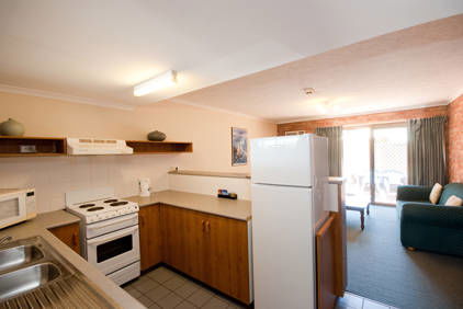 Allan Cunningham Motel And Old Wagon Restaurant - Airlie Beach Holiday 1