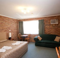 Allan Cunningham Motel and Old Wagon Restaurant - Airlie Beach Holiday