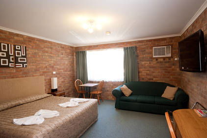 Allan Cunningham Motel And Old Wagon Restaurant - Airlie Beach Holiday 0