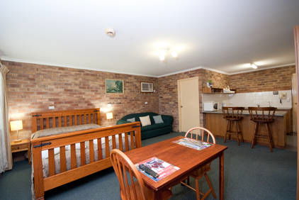 Allan Cunningham Motel And Old Wagon Restaurant - Airlie Beach Holiday 4