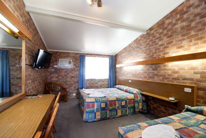 Allan Cunningham Motel And Old Wagon Restaurant - Airlie Beach Holiday 8