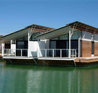 Caves Beachside Resort Hotel - Airlie Beach Holiday