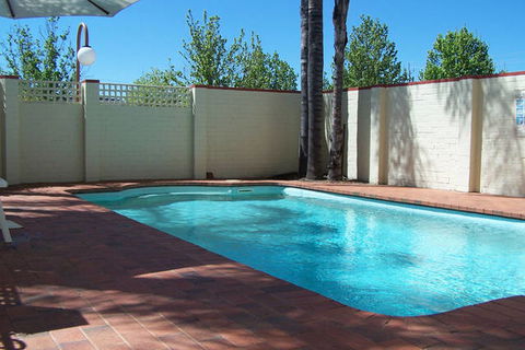 Econo Lodge Griffith Motor Inn - Airlie Beach Holiday 1
