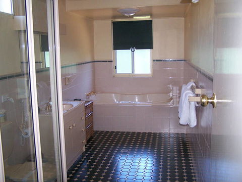 Econo Lodge Griffith Motor Inn - Airlie Beach Holiday 3