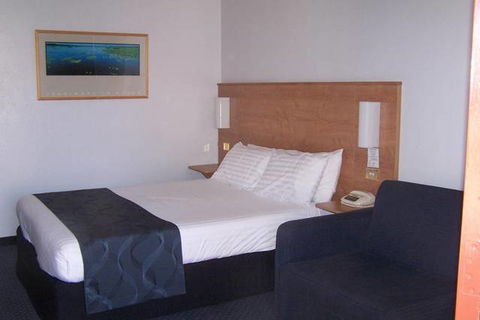 Econo Lodge Griffith Motor Inn - Airlie Beach Holiday 4