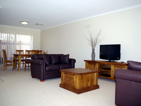Fairways Bed & Breakfast At Jerilderie - Airlie Beach Holiday 2