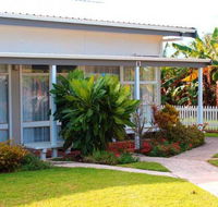 Hibiscus Crown - Airlie Beach Holiday