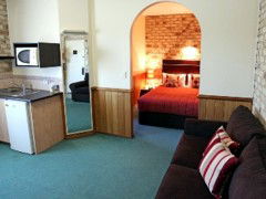 Highlander Motor Inn & Apartments - Airlie Beach Holiday 1