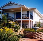 Lovering's Beach Houses - The Whitehouse Emu Bay - Airlie Beach Holiday