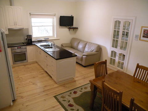 MacDonnell House (Naracoorte Cottages) - Airlie Beach Holiday 2