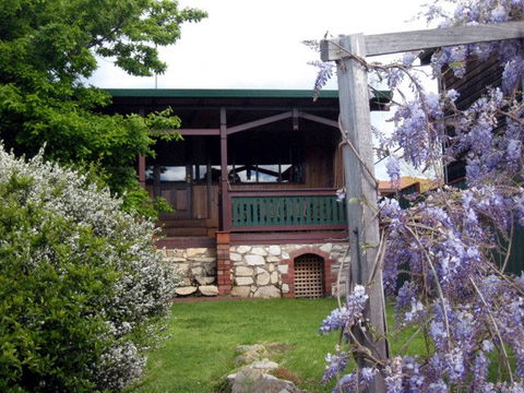 Pemberton Old Picture Theatre Holiday Apts - Airlie Beach Holiday 1