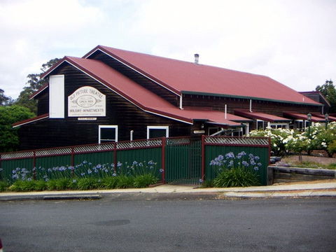 Pemberton Old Picture Theatre Holiday Apts - Airlie Beach Holiday 2
