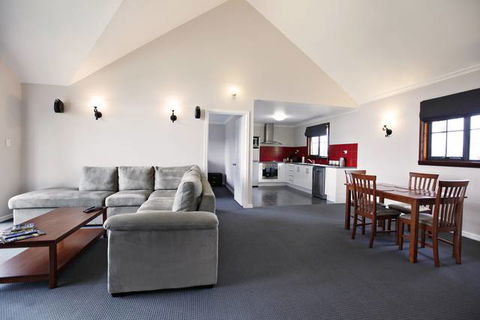 Scarlet Woods Chalet - Airlie Beach Holiday 0
