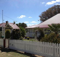 Tenterfield Luxury Historic c1895 Cottage - Airlie Beach Holiday