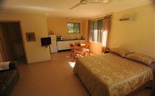Ned's Bed Horse And Dog-Otel - Clybucca - Airlie Beach Holiday 0