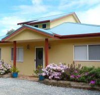 Whitby on Wallis Lakefront Cottage - Airlie Beach Holiday