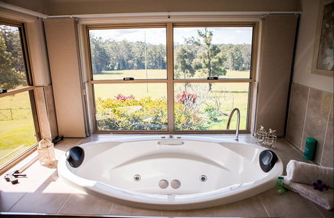 Cosy Cow Farmstay Bed And Breakfast - Airlie Beach Holiday 1