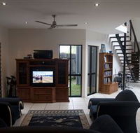 Dolphin Beach House - Airlie Beach Holiday