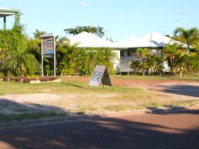 Gee-Dees Family Cabins - Airlie Beach Holiday 1