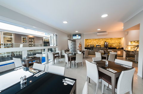 Athena Motel Apartments - Airlie Beach Holiday 2
