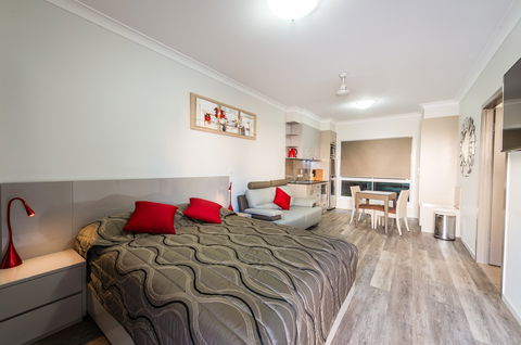 Athena Motel Apartments - Airlie Beach Holiday 7