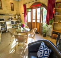 Outback Cellar and Country Cottage - Airlie Beach Holiday
