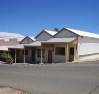Carmines Antiques and Accommodation - Airlie Beach Holiday