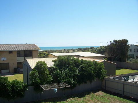 Century 21 SouthCoast: Silver Sands - Airlie Beach Holiday 1