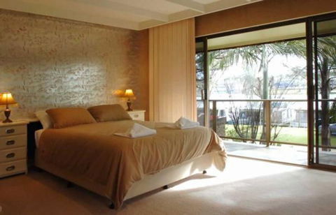 Trenberth House - Airlie Beach Holiday 1