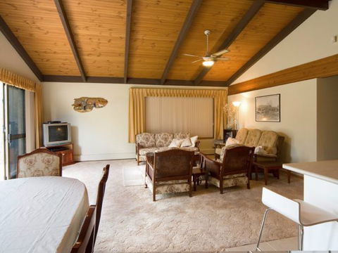 Chisholm Heights CBD Accommodation - Airlie Beach Holiday 0