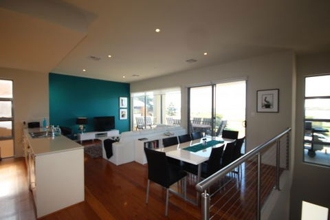 LJ Hooker Goolwa Holiday Rentals - 42 Underwood Avenue, Goolwa Beach - Airlie Beach Holiday 2