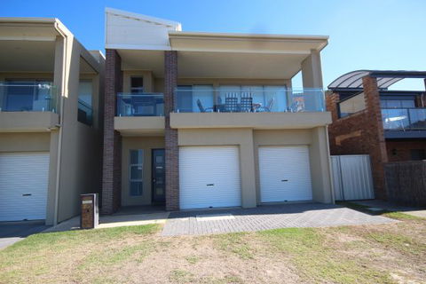 LJ Hooker Goolwa Holiday Rentals - 42 Underwood Avenue, Goolwa Beach - Airlie Beach Holiday 3