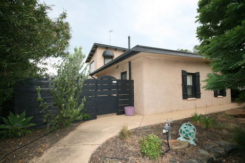 LJ Hooker Goolwa Holiday Rentals - 42 Underwood Avenue, Goolwa Beach - Airlie Beach Holiday 24