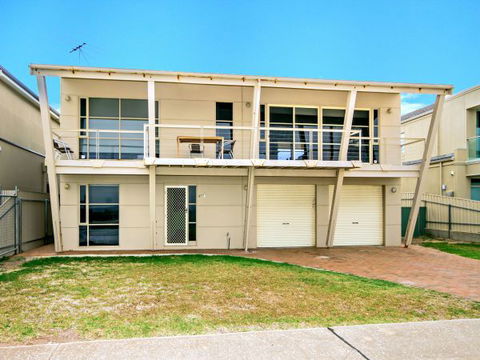 Century 21 SouthCoast: Salt - Airlie Beach Holiday 0